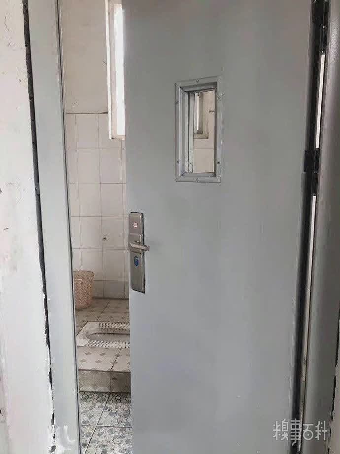 学校厕所新换的门！