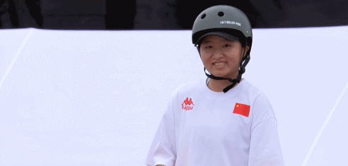 爱了!中国16岁滑板选手晋级决赛 首个动作展示国旗 - 1