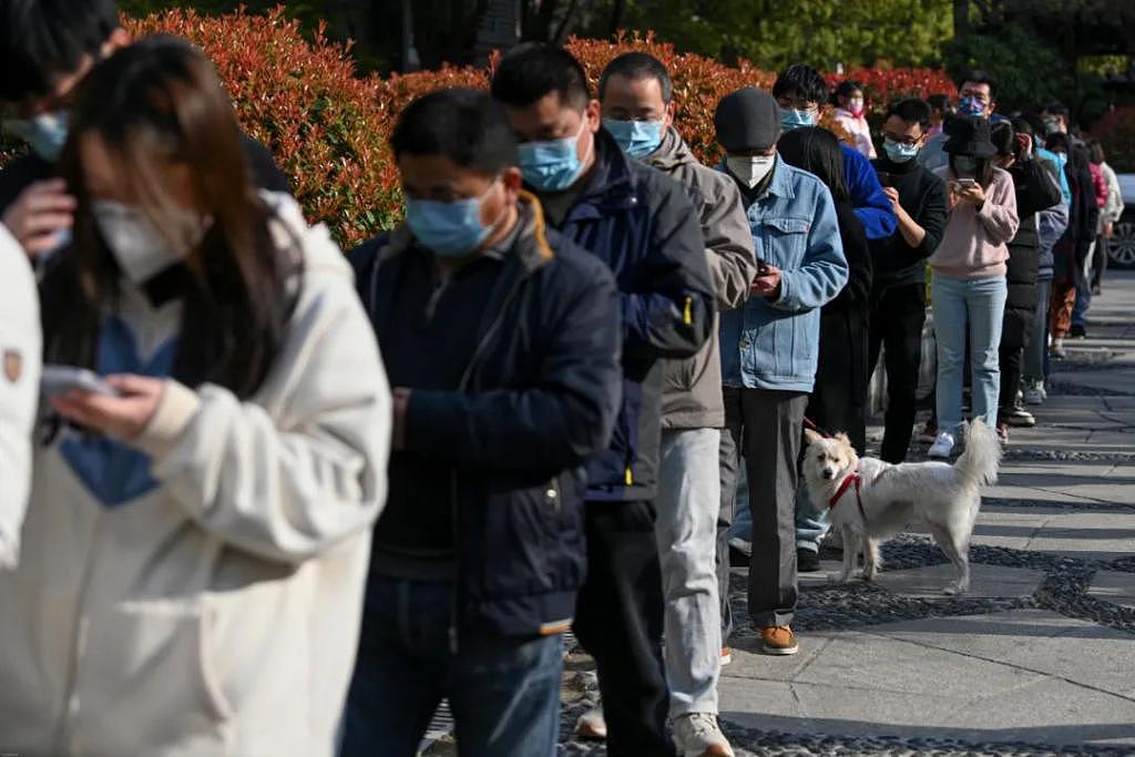 多图直击疫情下的上海：多小区封闭管控 以黄浦江为界分批开展核酸筛查 - 16
