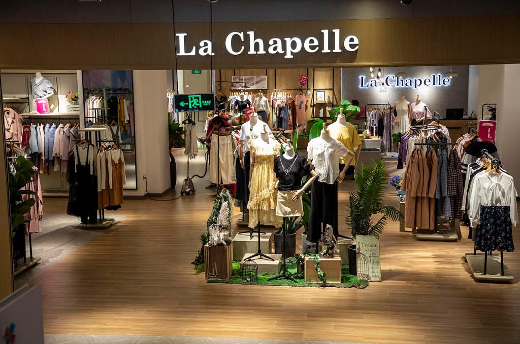 “女装之王”拉夏贝尔被终止上市，4 年亏损近 50 亿，近万家门店减至 300 家 - 1