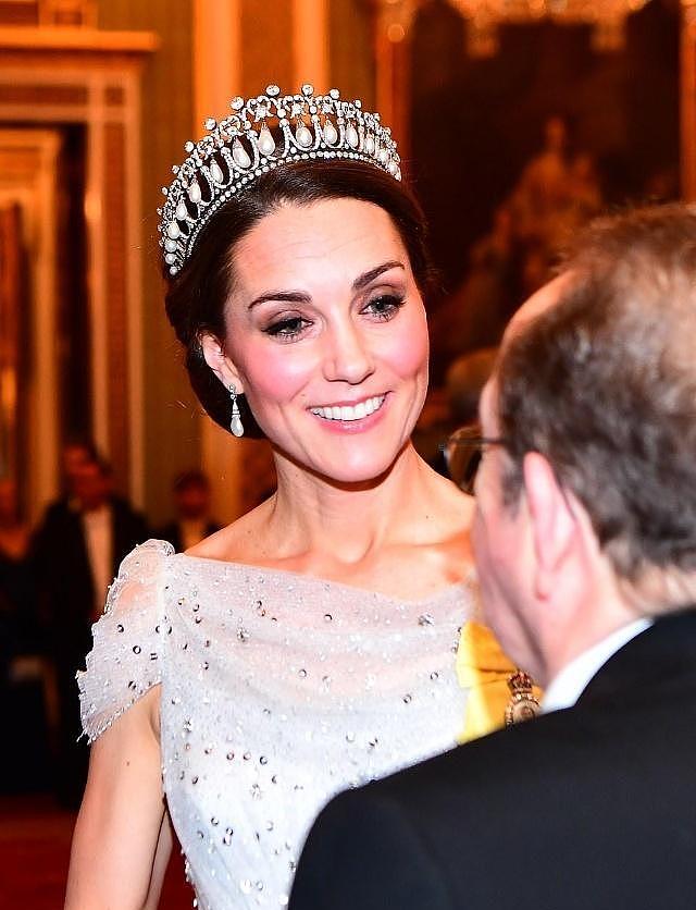 凯特王妃再戴珍珠泪皇冠，换条水晶纱裙更高级，这次美得闪耀全场 - 3