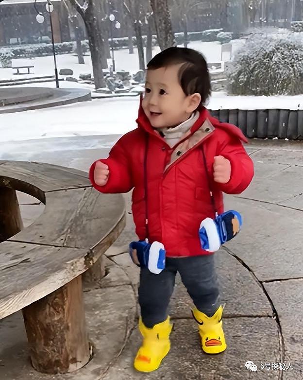 55 岁蔡国庆晒父子玩雪照被疑有三胎，宝宝自带微笑唇颜值高 - 3