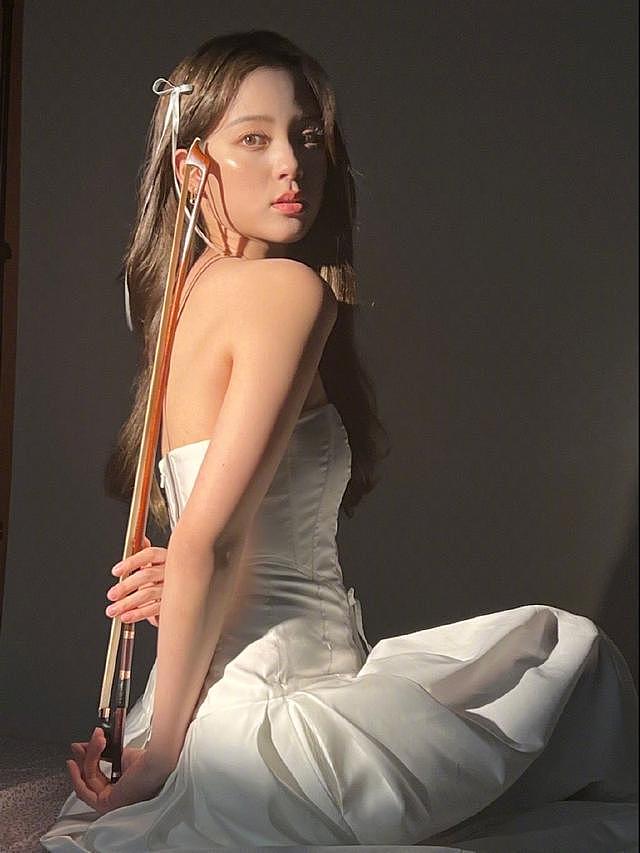 欧阳娜娜最新写真释出元气满满 穿抹胸裙拉大提琴气质佳 - 5