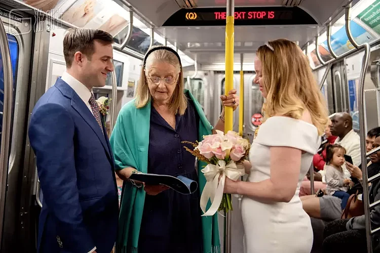 在地铁上结婚已成为纽约的一项新传统