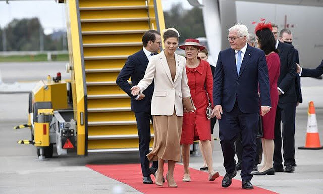 瑞典女王储挑大梁迎接德国总统夫妇！德国第一夫人红大衣造型抢镜 - 1