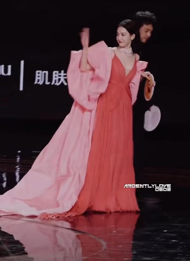 迪丽热巴穿粉色拖地长裙优雅迷人 被叫全名反应真实又可爱 - 4
