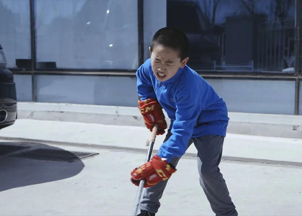 中国冰球场上不止“拼爹式”教育，企业高管陪娃练三年怕不会竞争 - 3