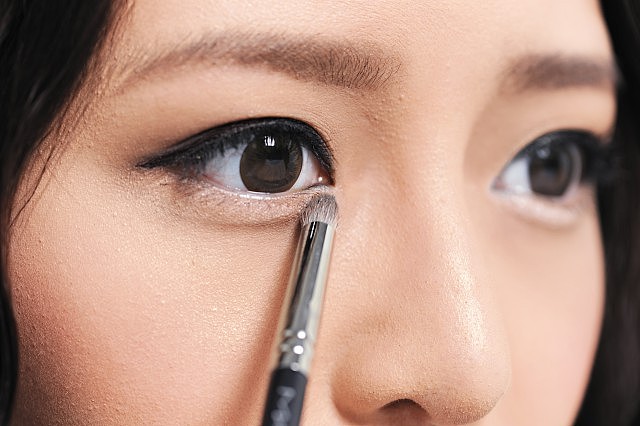 眼袋化妆怎么修饰掉 修饰眼袋的化妆技巧 - 1