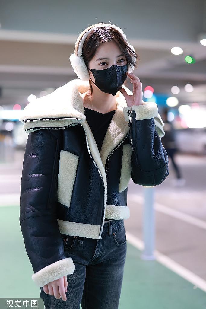 欧阳娜娜皮衣造型现身机场 戴保暖耳罩低调又可爱 - 5
