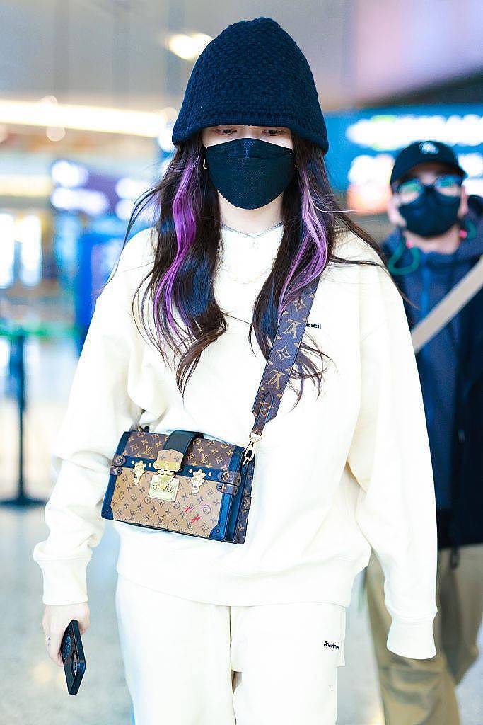 孟佳挑染紫发潮酷满分 穿奶油色卫衣背LV盒子包 - 5