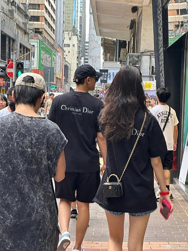 网友再在香港街头偶遇黄子韬徐艺洋 穿同款黑色 T 恤逛街 - 3