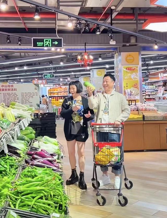 58 岁港星黎耀祥定居中山，和爱妻超市买菜无人识，身材健硕没架子 - 4