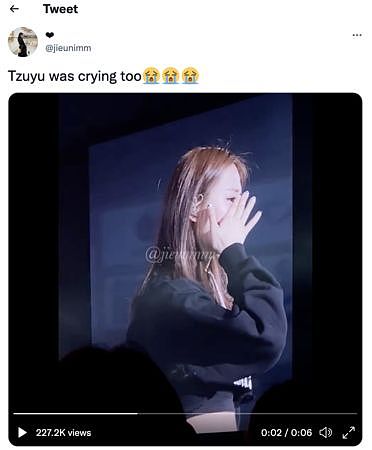 ▲▼▲▼ TWICE子瑜在日本演唱會上哭了！Sana轉過身擦淚　成員衝上去安慰。（圖／翻攝自jieunimm推特）