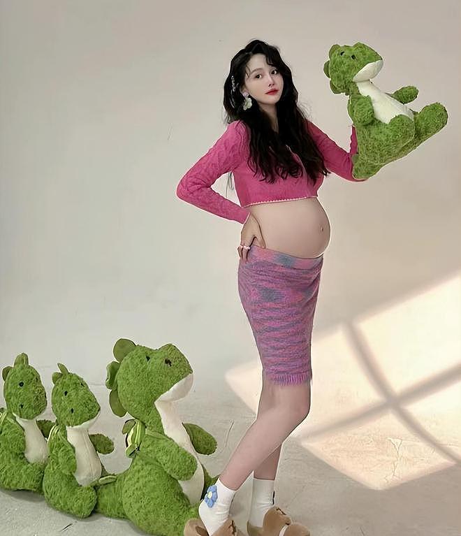 赵本山女儿晒孕期写真，怀孕 8 个月肚大如箩 - 2