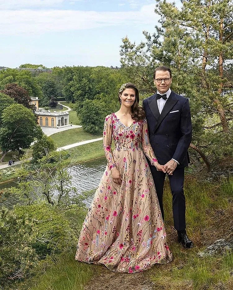 西班牙王后到访瑞典，穿H&M晚礼服，快消品牌也能穿出贵气！ - 12