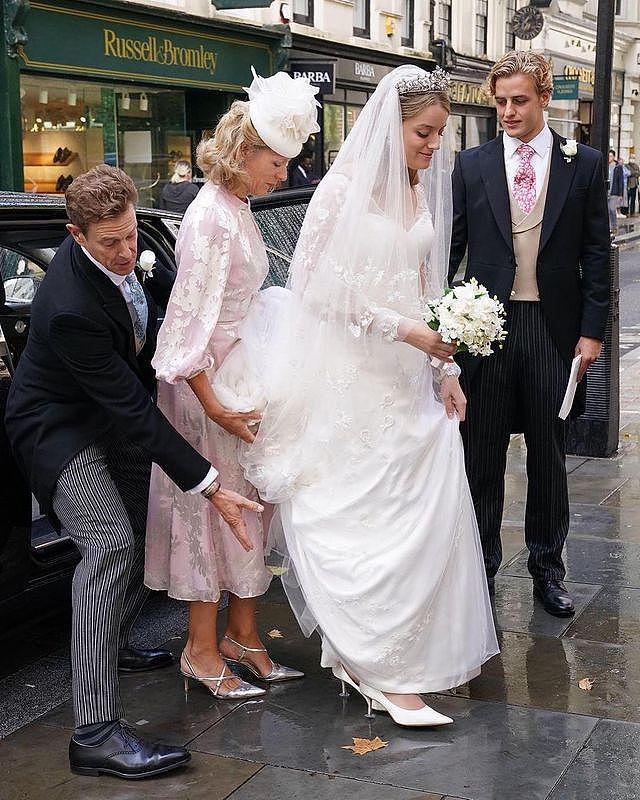 英国王室成员奥美结婚了，花卉王冠好梦幻，婚礼场景浪漫古典 - 2
