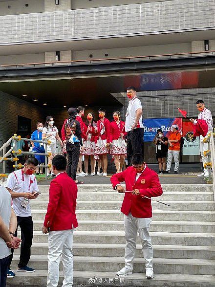 中国奥运代表团入场服亮相 红白裙子配特制口罩 - 3