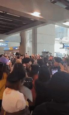 龚俊抵达韩国人气爆棚，机场拥堵粉丝尖叫 - 5