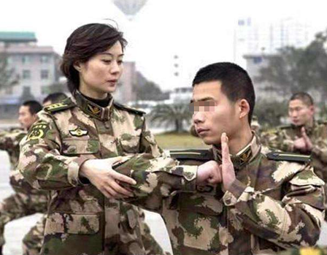 “中国第一警花”：16岁被特警队破格录取，23岁嫁给了成都保安 - 3