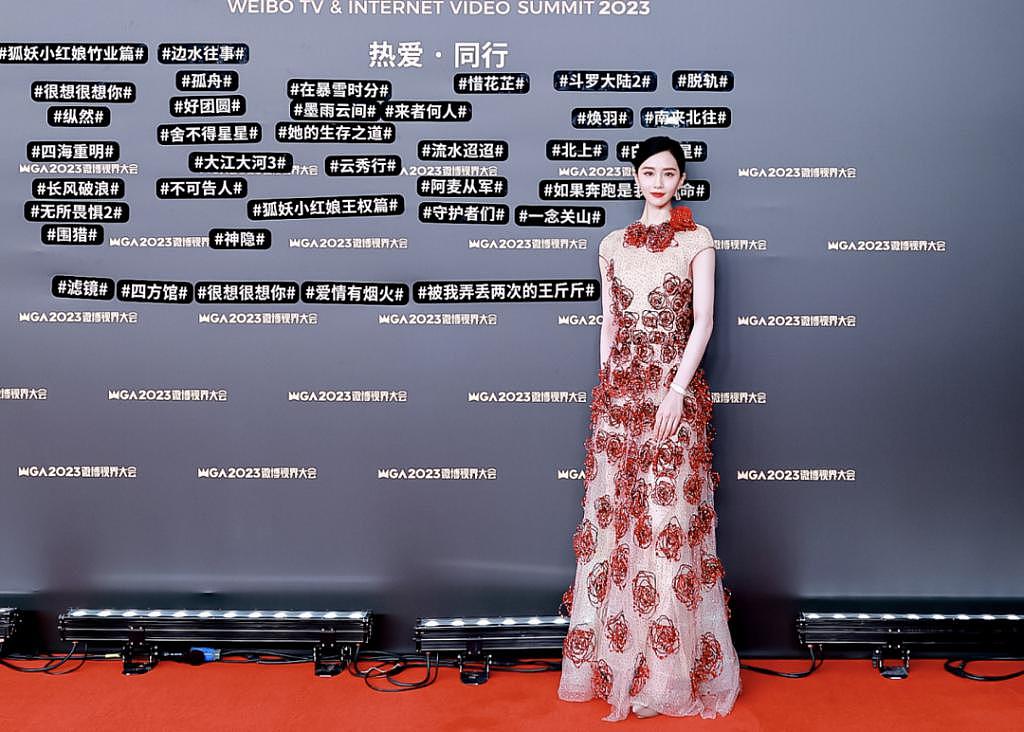 北京这场红毯：张天爱性感，娜扎被营销连累，马伊琍地位不低 - 17