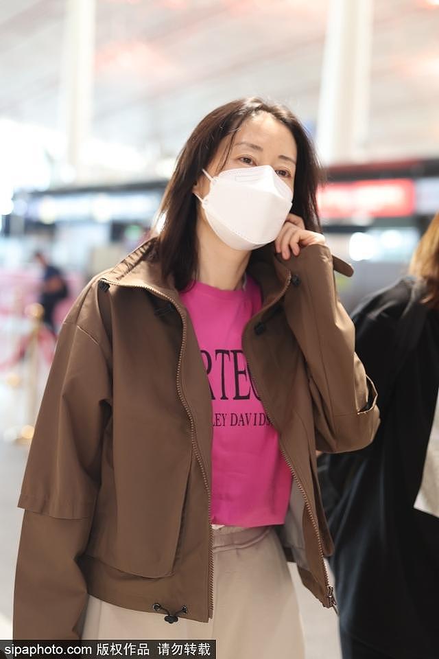 刘敏涛穿火龙果色 T 恤现身机场 搭配咖色外套惬意舒适 - 1