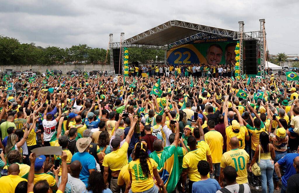 足坛圣物——巴西黄绿战袍，是怎样被右翼分子“绑架”的 - 1