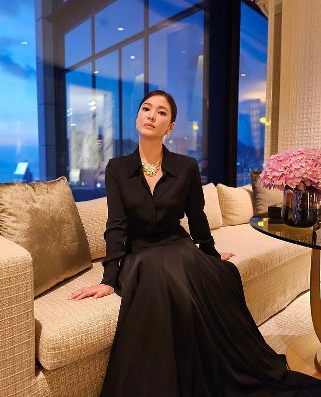 宋慧乔分享香港晚宴美照 黑色礼服裙妆容精致优雅迷人 - 4