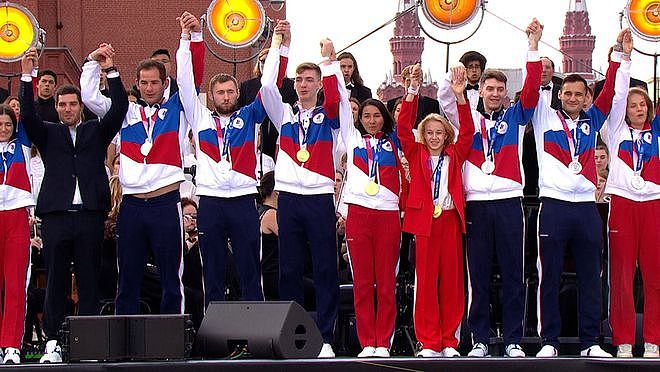 俄罗斯奥运选手归国后 在莫斯科红场齐唱国歌 - 1
