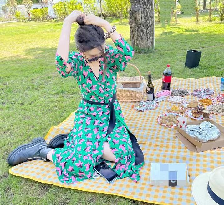 刘亦菲晒野餐照，穿绿裙腰身纤细白到发光，餐垫上的饮料好接地气 - 3