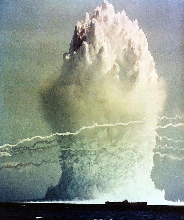 美国“十字路口”核弹试验：水下核爆威力惊人，辐射污染波及全球 - 3