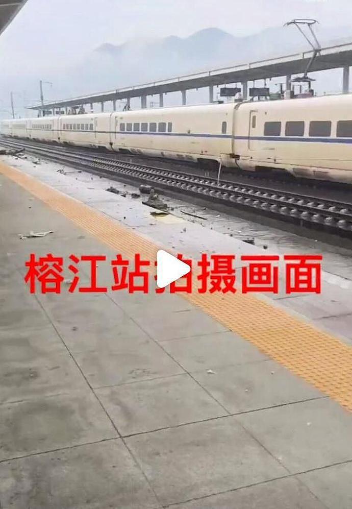 D2809 次旅客列车在贵广线榕江站撞上泥石流脱线 - 7