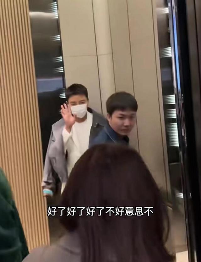 贾乃亮在上海引争议！住高档酒店乘电梯拒载其他房客，本人连摆手 - 4