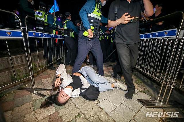 拜登下榻酒店外，韩国学生与警察爆发激烈冲突 - 2