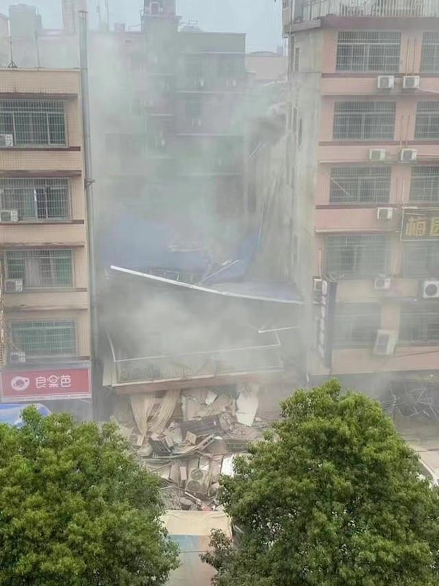 长沙一栋 6 层楼房倒塌，目击者：附近有人摆灵堂 - 1
