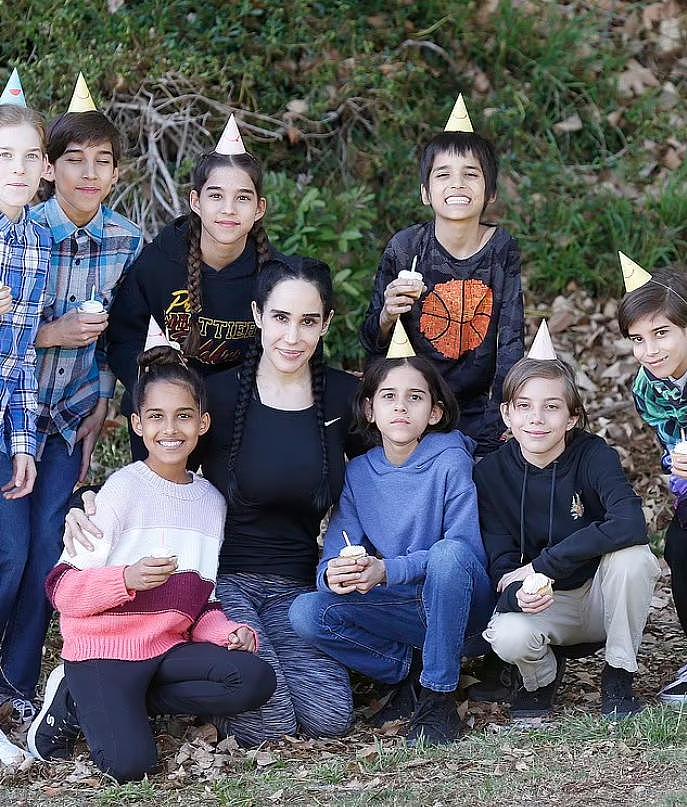 八胞胎妈妈庆祝八个孩子 13 岁生日，画风有点神奇 - 2