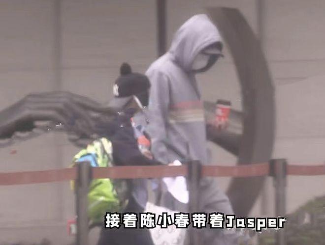 吴尊陈小春接孩子放学，在校门口热聊，9 岁 Jasper 和 Max 身高瞩目 - 4