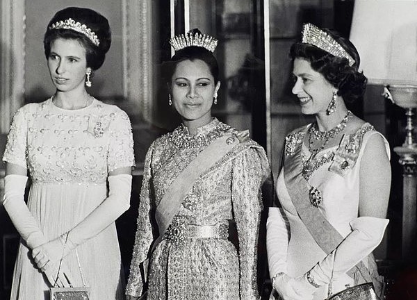 25年前英女王出访泰国，诗丽吉满身珠翠好耀眼，整容脸还是输了 - 8