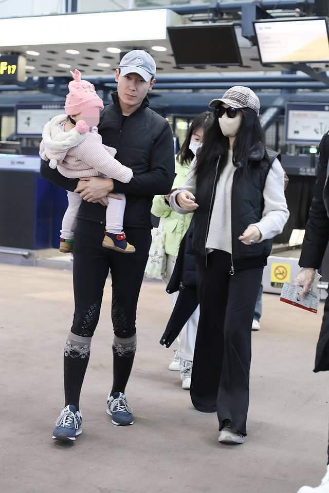 朱珠一家三口现身机场，王昀佳全程抱娃，和一岁女儿都未戴口罩 - 5