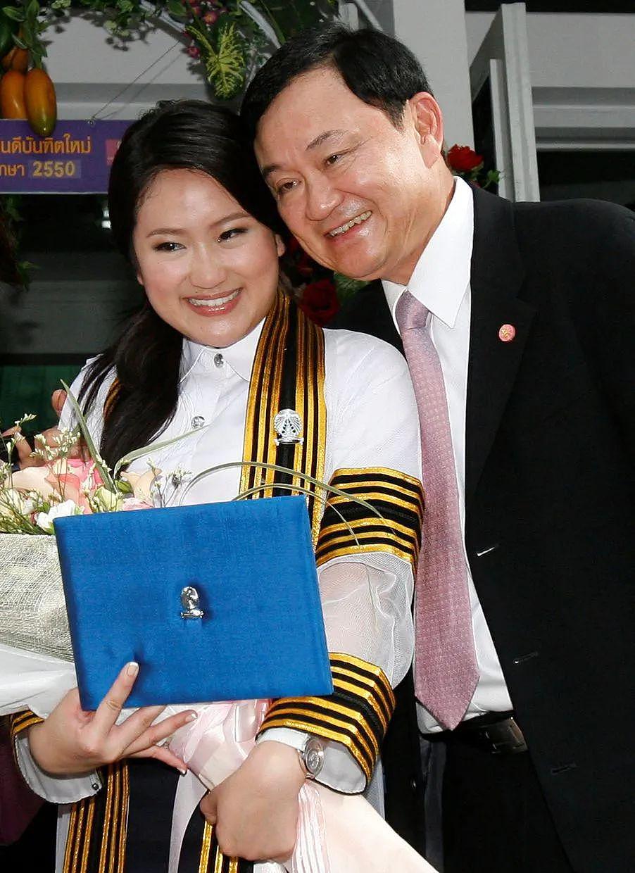 36 岁泰国豪门名媛要当总理？老公拎包带娃… - 7