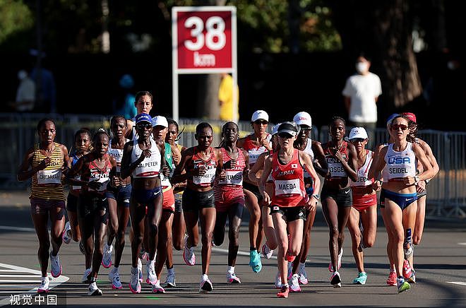 女子马拉松 肯尼亚选手包揽金银 张德顺获得47名 - 4