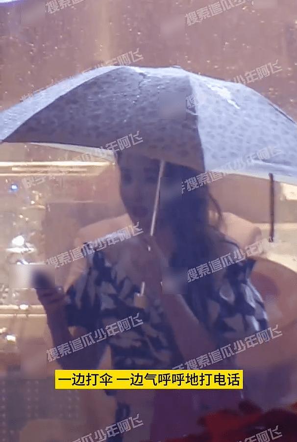 刘亦菲《玫瑰故事》路透 雨中撑伞打电话氛围感十足 - 4