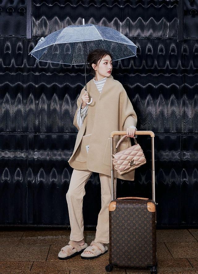 周冬雨出发巴黎时装周 棕色系穿搭撑雨伞惬意十足 - 4