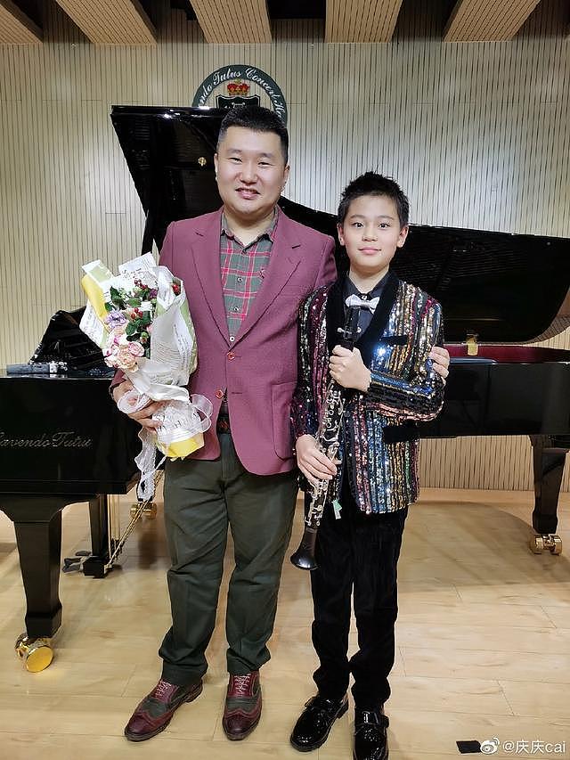 蔡国庆 10 岁学霸儿子才艺多 音乐会上登台演奏自信大方 - 5