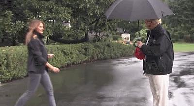 韩国总统爱妻人设崩塌！抢走雨伞让妻子淋雨，网友：跟川普一模一样！ - 21