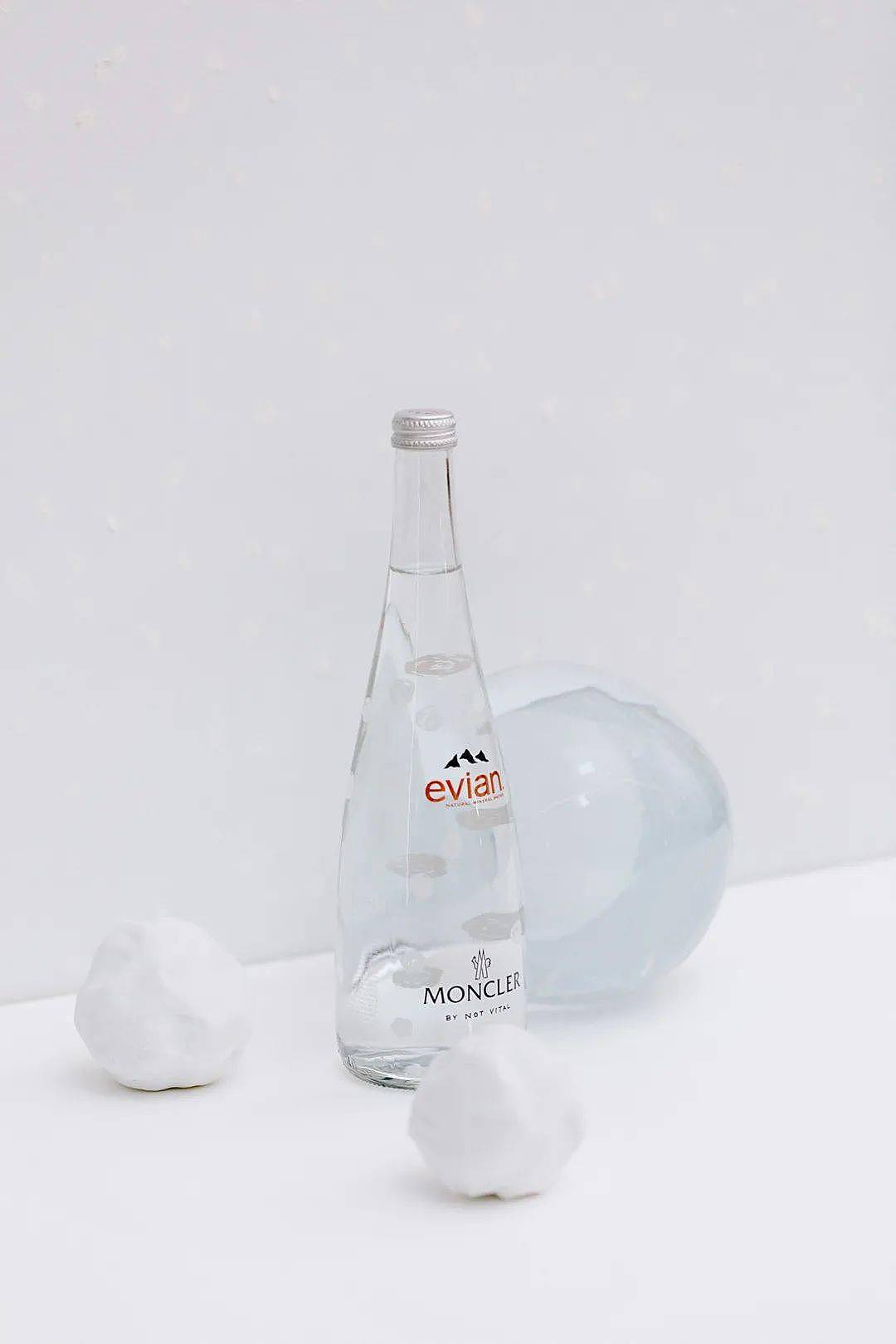 依云水 x Moncler 限量版玻璃瓶登场，售价 4.99 英镑 - 4