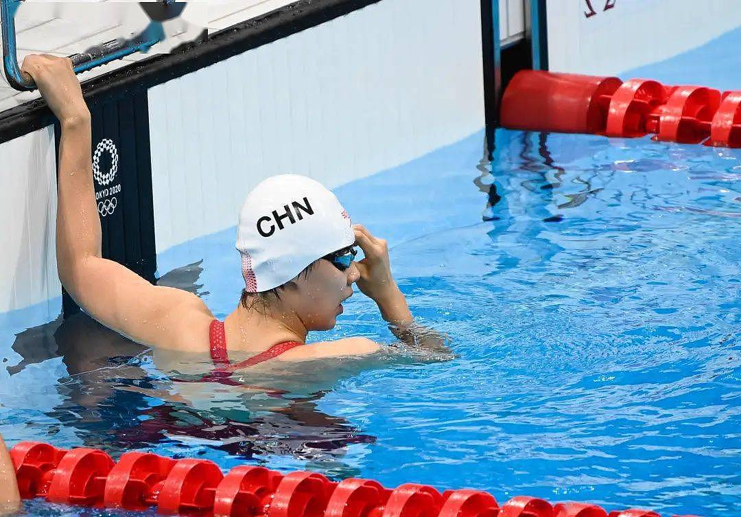 真·大跌眼镜！美国选手入水瞬间泳镜被冲掉，挂在嘴里完赛 - 4