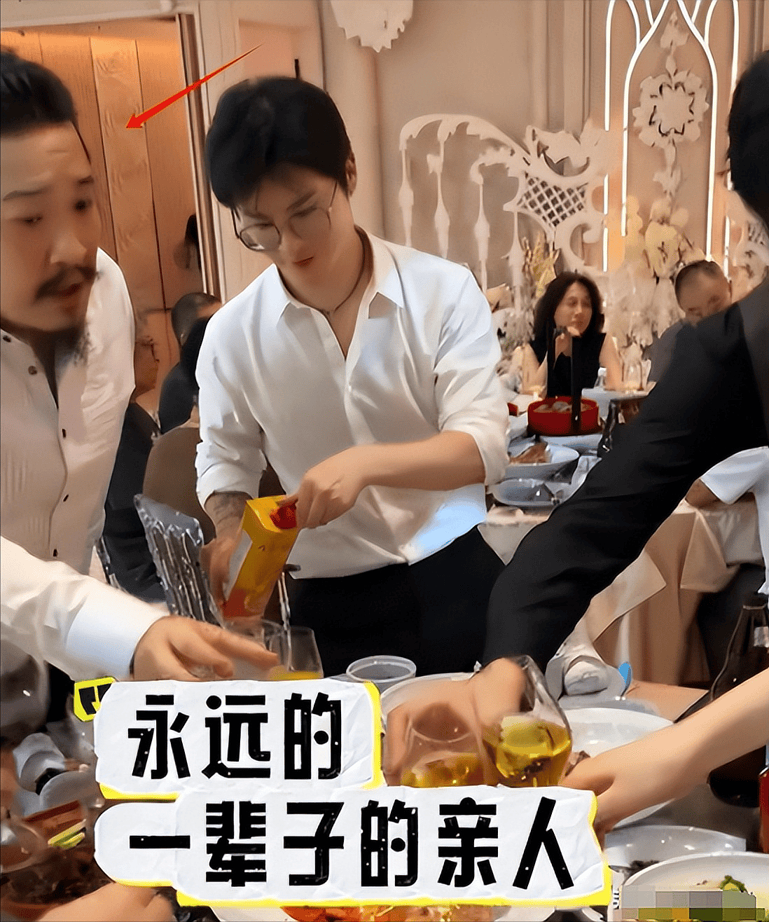 张丰毅36岁儿子罕露面，长发散乱胡子拉碴，大腹便便比他爸还老！ - 4