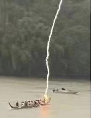 惊险瞬间！湘潭一男子划龙舟被雷击中落水失联 - 1