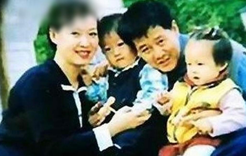 赵本山为妻子庆生，56 岁马丽娟面色红润显年轻，龙凤胎儿女也出镜 - 10