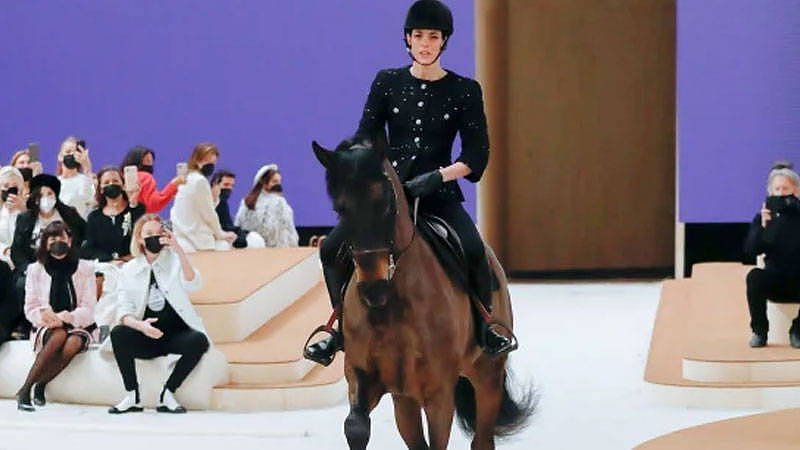 格蕾丝·凯利 的孙女在巴黎时装周上大放异彩骑着马 - 2